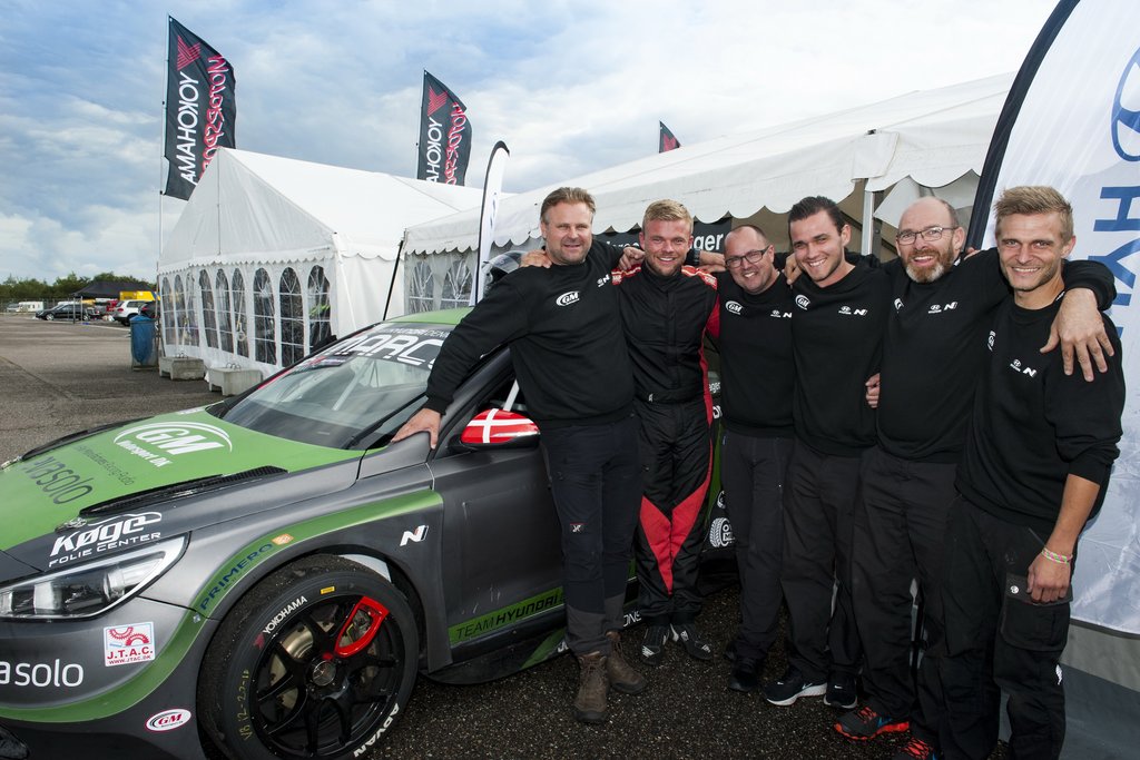 En glad Marco Gersager samlet med mekanikerne bag Hyundai i30 TCR-raceren
(Foto: Jokum Tord Larsen)
